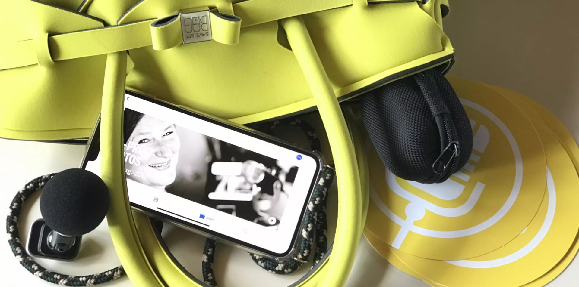 Miss Mobile auf Handy mit Mikrofon und gelber Tasche Miss Mobile auf Handy mit Mikrofon und gelber Tasche
