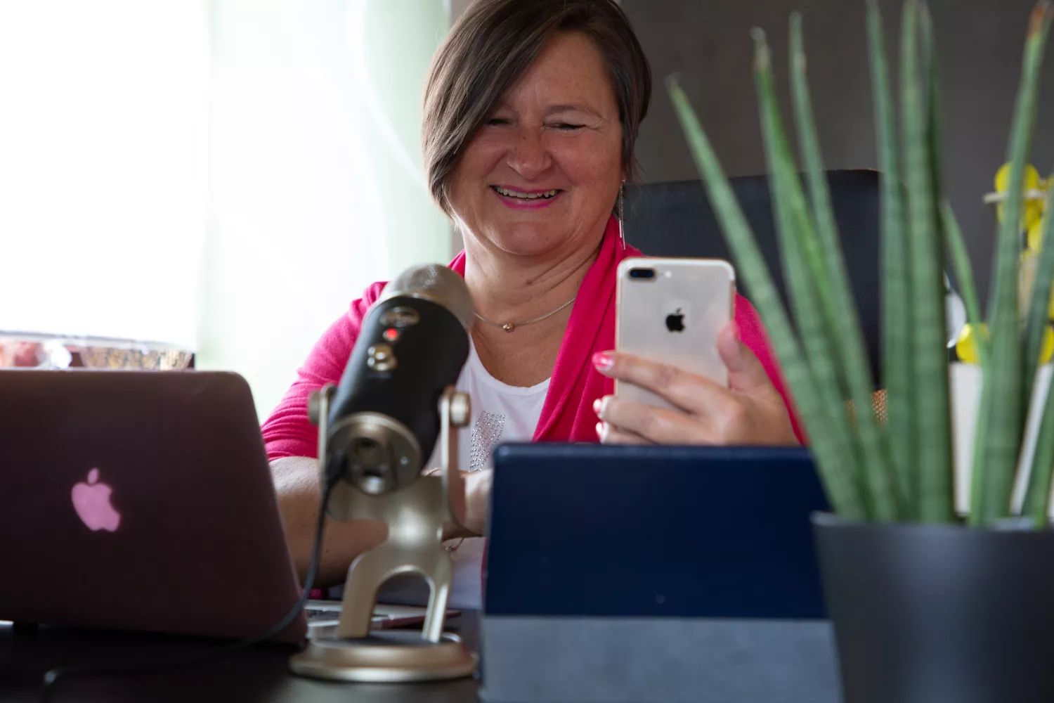 Mrs. Mobile (Heike Stiegler) am Schreibtisch mit Handy, Mikrofon, Tablet und Laptop Mrs. Mobile (Heike Stiegler) am Schreibtisch mit Handy, Mikrofon, Tablet und Laptop